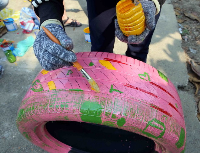 [Photo] Du khách tình nguyện làm sân chơi cho trẻ em nông thôn ảnh 7