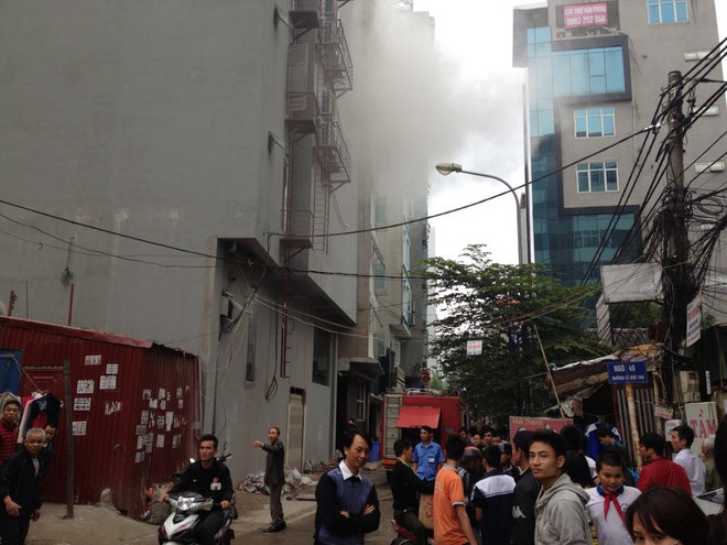 Hà Nội: Xảy ra cháy lớn tại quán karaoke trên đường Lê Đức Thọ ảnh 1