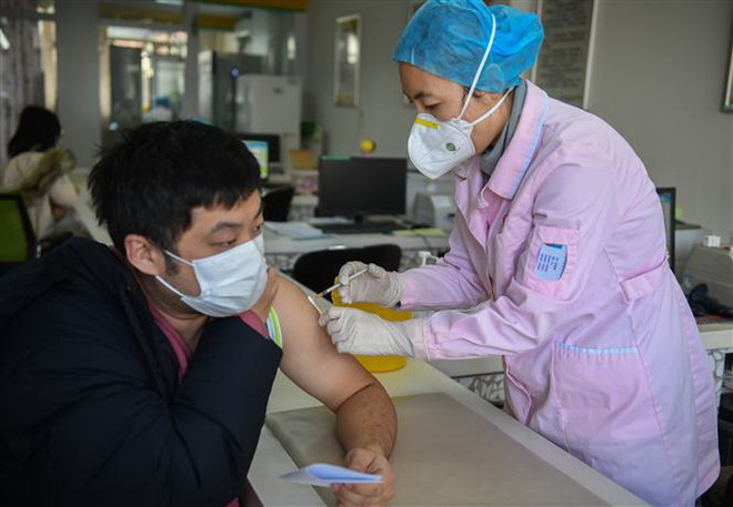 Tiêm chủng vaccine ngừa COVID-19 cho người dân Trung Quốc. (Ảnh: THX/TTXVN) Dịch COVID-19: Hong Kong kéo dài các biện pháp giãn cách xã hội ảnh 2