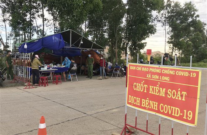 Bắt đối tượng chống người làm nhiệm vụ tại chốt phòng dịch COVID-19 ảnh 1