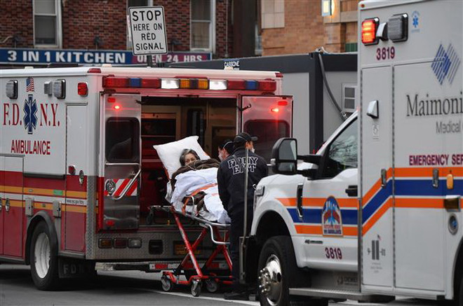 Điều trị cho bệnh nhân nhiễm COVID-19 tại bệnh viện ở Tarzana, California, Mỹ. (Ảnh: AFP/TTXVN) Biến thể mới của virus SARS-CoV-2 xuất hiện tại 10 bang của Mỹ ảnh 1