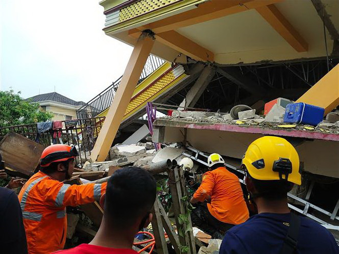 Indonesia: Động đất kéo theo 28 dư chấn, cảnh báo nguy cơ sóng thần ảnh 1