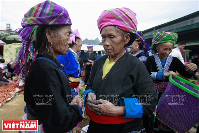 Sắc màu chợ phiên San Thàng lớn nhất tỉnh Lai Châu ảnh 5