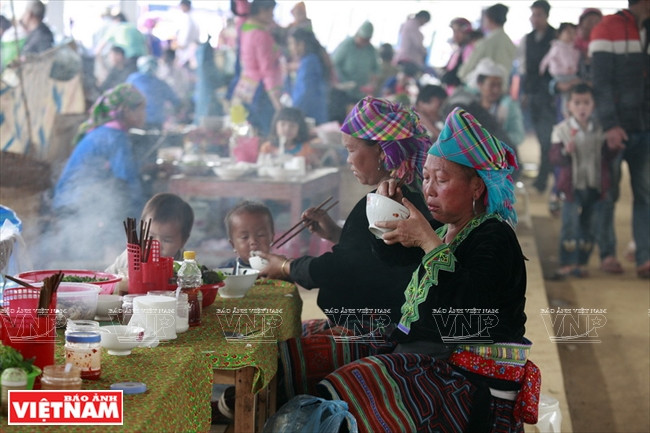 Sắc màu chợ phiên San Thàng lớn nhất tỉnh Lai Châu ảnh 8