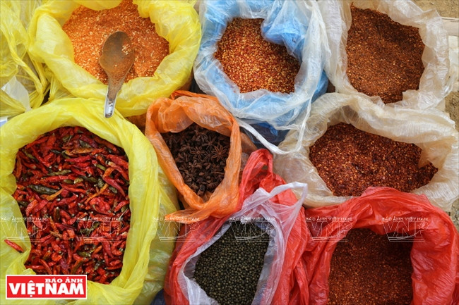 Sắc màu chợ phiên San Thàng lớn nhất tỉnh Lai Châu ảnh 13