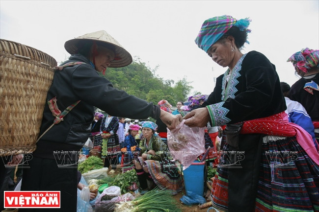 Sắc màu chợ phiên San Thàng lớn nhất tỉnh Lai Châu ảnh 2
