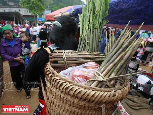 Sắc màu chợ phiên San Thàng lớn nhất tỉnh Lai Châu ảnh 1