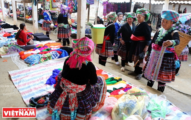 Sắc màu chợ phiên San Thàng lớn nhất tỉnh Lai Châu ảnh 11