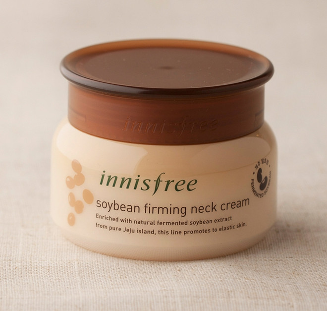 Kem dưỡng da cổ Innisfree Soybean Firming Neck Cream (21USD, khoảng 480.000 đồng) chứa thành phần đậu nành Jeju kết hợp với công nghệ Firming Activator™ lên men tự nhiên giúp tăng độ đàn hồi và dưỡng ẩm cho vùng da cổ suốt cả ngày. Những thói quen khiến bạn không thể có được làn da đẹp ảnh 4