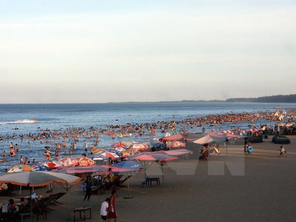 Nghệ An: Khách đến Cửa Lò tăng đột biến, giá cả được kiểm soát ảnh 1