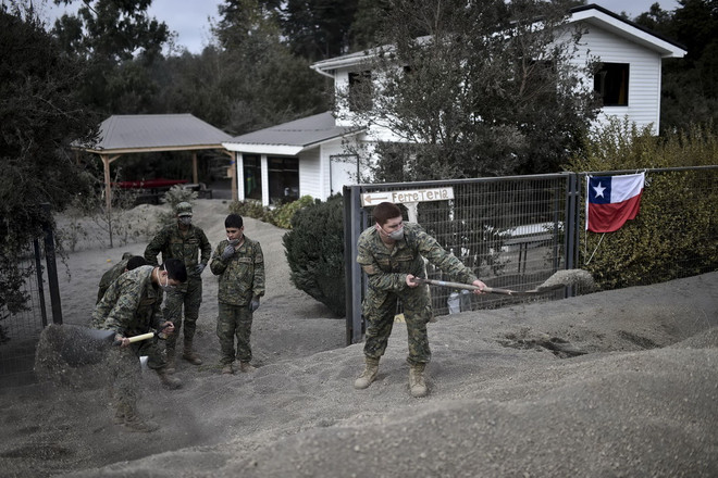 Chile: Núi lửa Calbuco vẫn phun nham thạch, hơn 6.500 người sơ tán ảnh 1