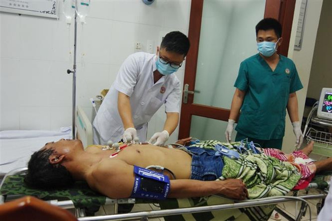 Tiếp nhận và cấp cứu cho 3 ngư dân bị thương vì nổ bình gas trên tàu ảnh 1