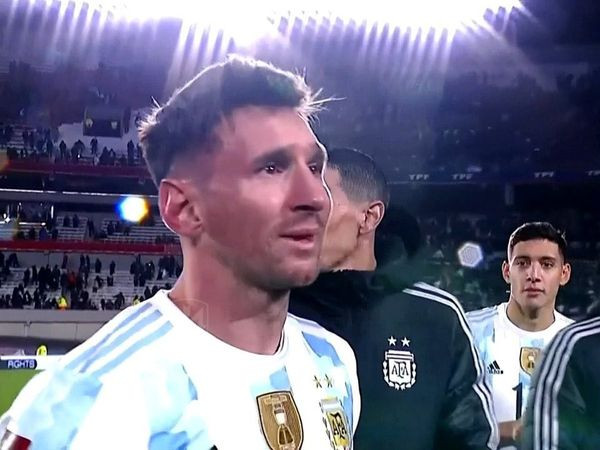 Messi rơi nước mắt khi cùng các đồng đội ăn mừng sau trận thắng Bolivia Messi gây sốt trên Twitter sau khi phá kỷ lục của “Vua bóng đá” Pele ảnh 1