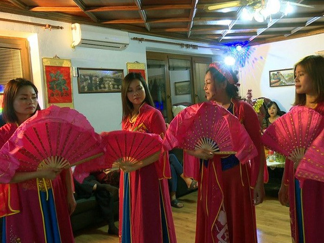 “Tiếng hát từ quê hương” kết nối cộng đồng người Việt tại Séc ảnh 1