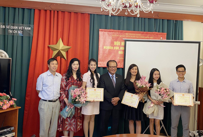 Phát huy tính năng động tích cực của thế hệ trẻ người Việt tại Séc ảnh 1