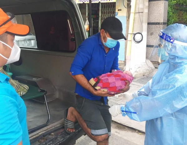Bình Dương: Hỗ trợ 2 sản phụ sinh con ngay tại chốt kiểm soát dịch ảnh 1
