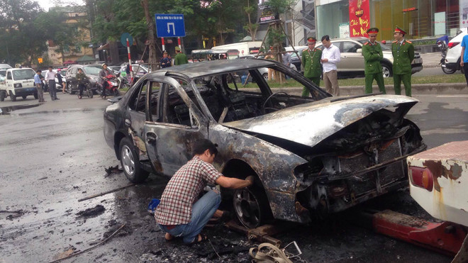 Hà Nội: Bố bế con gái thoát thân ra khỏi xe ôtô bốc cháy ảnh 1