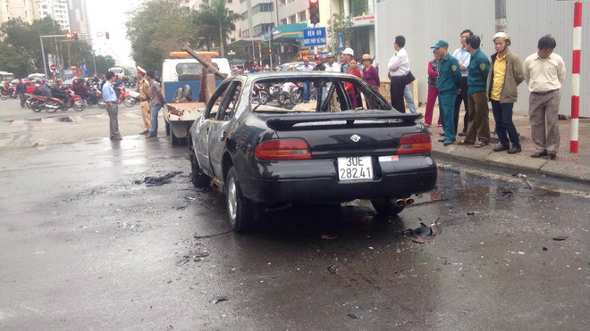 Hà Nội: Bố bế con gái thoát thân ra khỏi xe ôtô bốc cháy ảnh 2