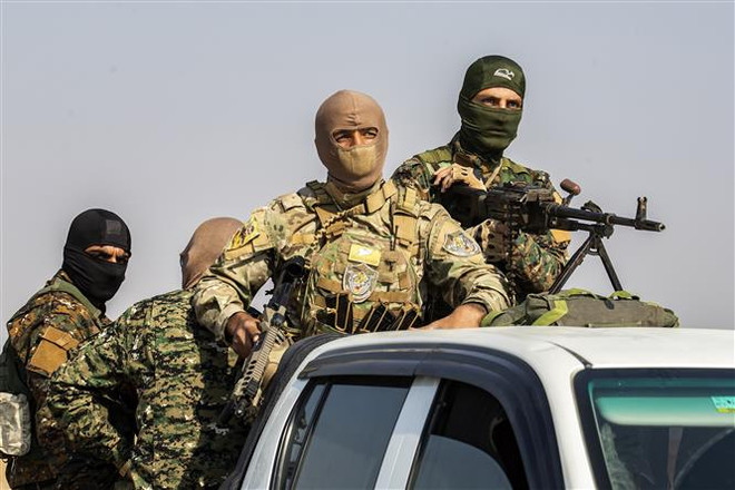 Các lực lượng dân chủ Syria (SDF). (Ảnh: AFP/TTXVN) Syria: Nổ ở căn cứ quân sự của SDF, chưa có báo cáo thương vong ảnh 1