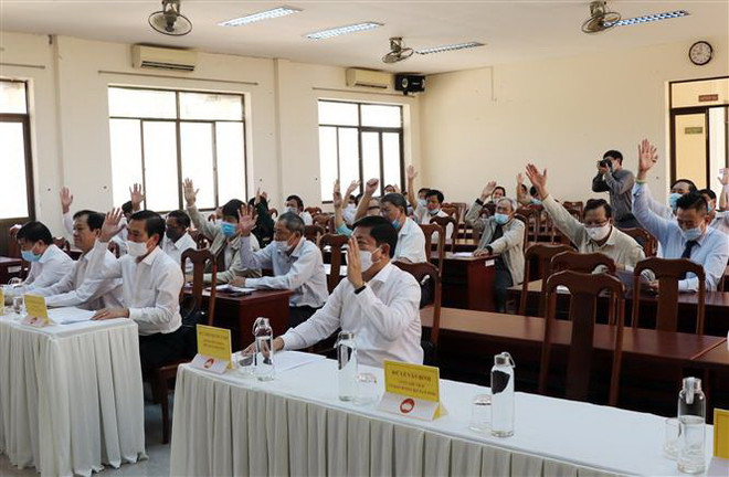 Các đại biểu biểu quyết về cơ cấu, thành phần và số lượng người ứng cử đại biểu Quốc hội khóa XV và đại biểu Hội đồng Nhân dân tỉnh khóa XI. (Ảnh: Công Thử/TTXVN) Ninh Thuận sẽ bầu 6 đại biểu Quốc hội và 50 đại biểu HĐND tỉnh ảnh 1