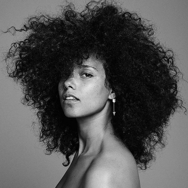 Trào lưu #nomakeup selfies trên Instagram được hưởng ứng rộng rãi trên khắp thế giới. Ca sỹ Alicia Keys thậm chí tuyên bố sẽ không bao giờ trang điểm nữa, điều này giúp cô thấy tự tin hơn về nhan sắc của mình. 4 gợi ý giúp phái đẹp trở nên tối giản một cách tinh tế nhất ảnh 1