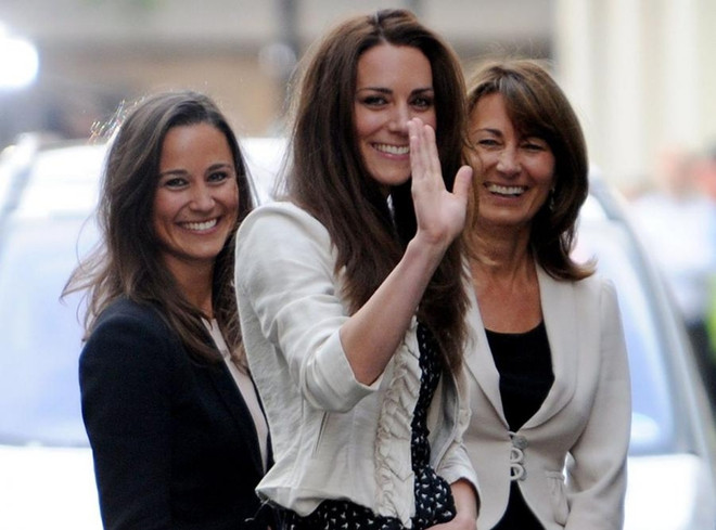 Nữ công tước Kate Middleton luôn xuất hiện nhã nhặn, sang trọng nhờ khéo léo kết hợp hàng hiệu và đồ bình dân. 4 gợi ý giúp phái đẹp trở nên tối giản một cách tinh tế nhất ảnh 2