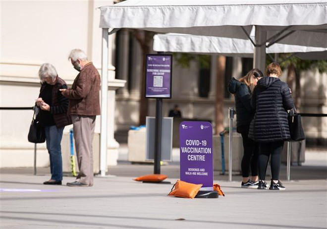 Australia kêu gọi người dân làm quen việc sống chung với COVID ảnh 1