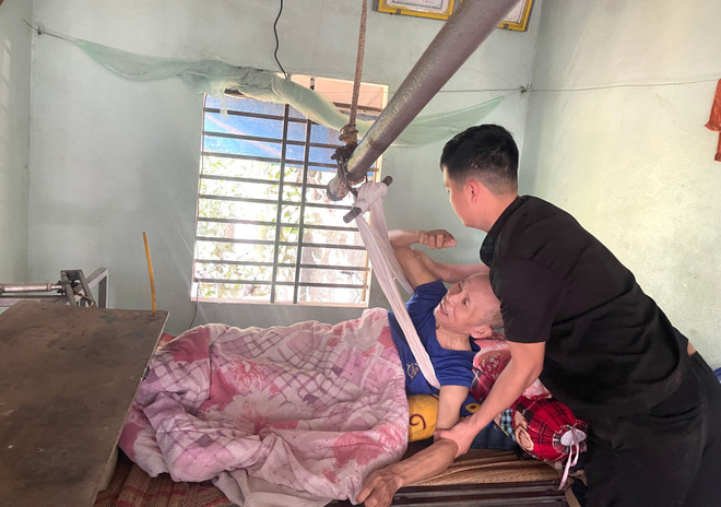 Từ khi là học sinh Trung học cơ sở, anh Lê Văn Hóa đã sáng chế hệ thống ròng rọc hỗ trợ đỡ và di chuyển người bị liệt. (Ảnh: Thanh Thủy/TTXVN) ttxvn-xe lan2.jpeg