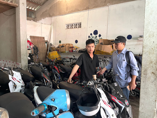 Anh Lê Văn Hóa khởi nghiệp thành công với mô hình chế tạo xe lăn, xe đạp điện, xe máy điện cho người khuyết tật. (Ảnh: Thanh Thủy/TTXVN) ttxvn-xe lan3.jpeg