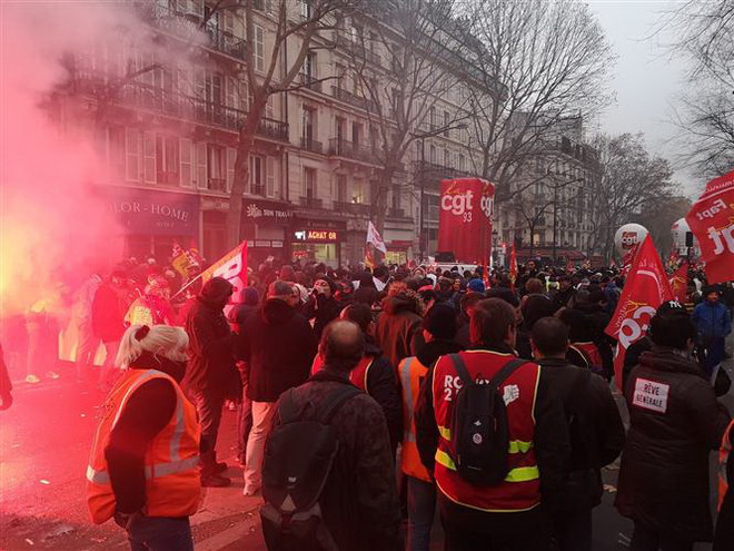 Căng thẳng về chế độ hưu trí ở Pháp: Giao thông tiếp tục tê liệt ảnh 1