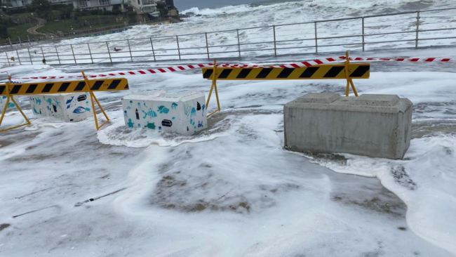 Sóng lớn "nuốt chửng" bãi biển Bondi trứ danh ở Australia ảnh 1