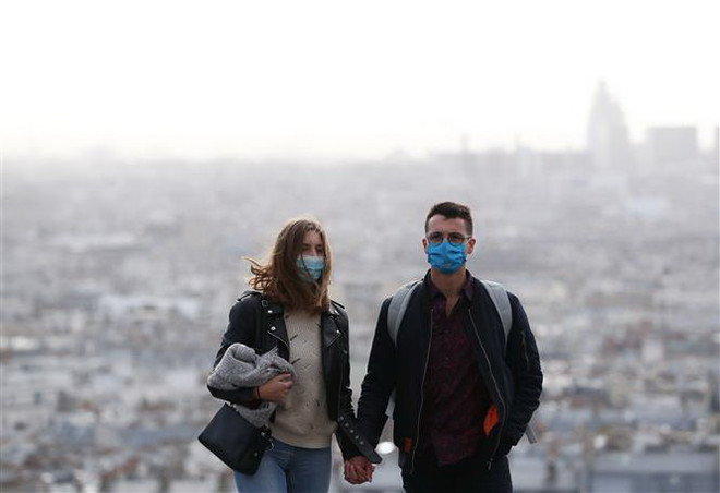 Người dân đeo khẩu trang phòng lây nhiễm COVID-19 tại Paris, Pháp. (Ảnh: THX/TTXVN) Pháp, Hy Lạp, Đức siết chặt biện pháp phòng chống dịch COVID-19 ảnh 1