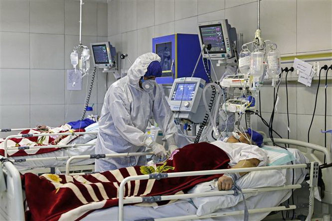 Bệnh nhân nhiễm COVID-19 điều trị tại bệnh viện ở Tehran, Iran. (Ảnh: AFP/TTXVN) Iran có số ca mắc mới tăng cao chưa từng thấy, Nga thêm hàng nghìn ca ảnh 1