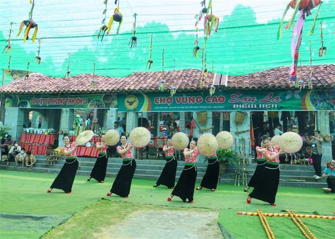 Tiết mục múa của dân tộc Thái tại không gian chợ vùng cao năm 2022. (Ảnh minh họa. Tuấn Đức/TTXVN) Nhiều hoạt động đặc sắc tại Chợ vùng cao ngày Tết chào Xuân 2023 ảnh 1