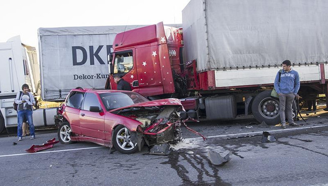 Kinh nghiệm quan trọng để tránh xe tải, xe container an toàn ảnh 1