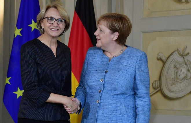 Thủ tướng Đức Angela Merkel (phải) và Đại sứ Pháp tại Berlin Anne-Marie Descotes. (Nguồn: AFP) Pháp lo ngại về các chính sách xuất khẩu vũ khí khó lường của Đức ảnh 1