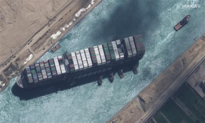 Tàu Ever Given bị mắc cạn tại Kênh đào Suez, Ai Cập, ngày 29/3. (Ảnh: AFP/TTXVN) Những kỷ lục ấn tượng nhất trong năm theo đánh giá của AFP ảnh 4