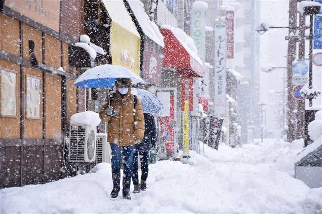 Nhật Bản xem xét tiêm mũi tăng cường vaccine COVID-19 cho toàn dân ảnh 1