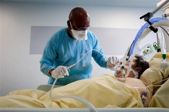 Nhân viên y tế điều trị cho bệnh nhân COVID-19 tại bệnh viện ở ngoại ô Paris, Pháp. (Ảnh: AFP/TTXVN) Số ca mắc COVID-19 tăng mạnh, Pháp nỗ lực chống làn sóng dịch thứ 5 ảnh 2