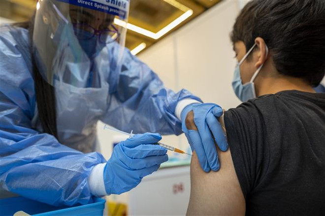Malaysia rút ngắn thời gian giãn cách tiêm mũi vaccine tăng cường ảnh 1