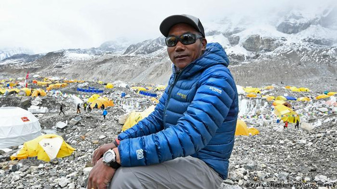 Nhà leo núi người Nepal Kami Rita Sherpa đã leo lên đỉnh Everest lần thứ 25. (Ảnh: DW) Những kỷ lục ấn tượng nhất trong năm theo đánh giá của AFP ảnh 9