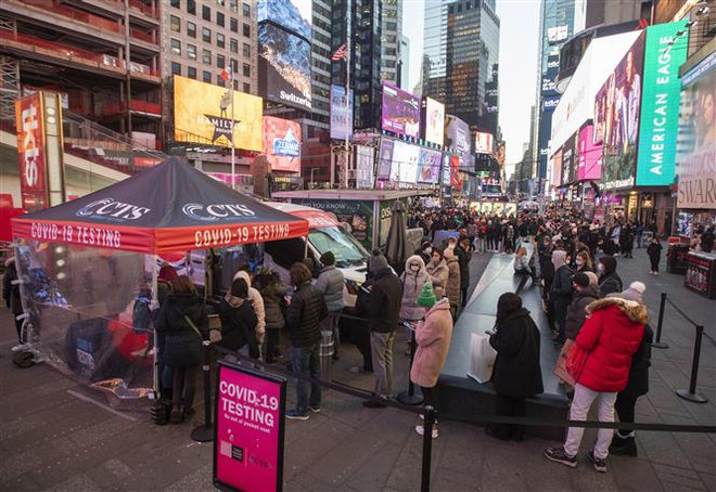 Người dân xếp hàng chờ xét nghiệm COVID-19 tại New York, Mỹ. (Ảnh: THX/TTXVN) Hướng đi mới trong chiến lược chống dịch bệnh COVID-19 ảnh 1