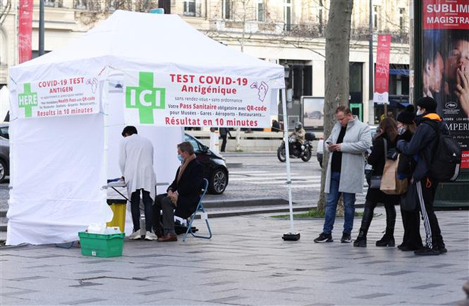 Một điểm xét nghiệm COVID-19 tại Paris, Pháp. (Ảnh: THX/TTXVN) Số ca mắc COVID-19 tăng mạnh, Pháp nỗ lực chống làn sóng dịch thứ 5 ảnh 1