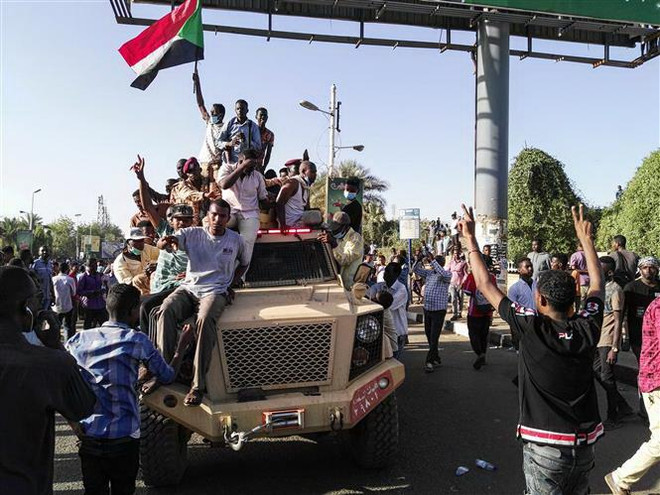 Người biểu tình tập trung tại Khartoum, Sudan, ngày 7/4/2019. (Ảnh: AFP/TTXVN) Liên hợp quốc kêu gọi đối thoại ở Sudan khi tình hình bạo lực gia tăng ảnh 1