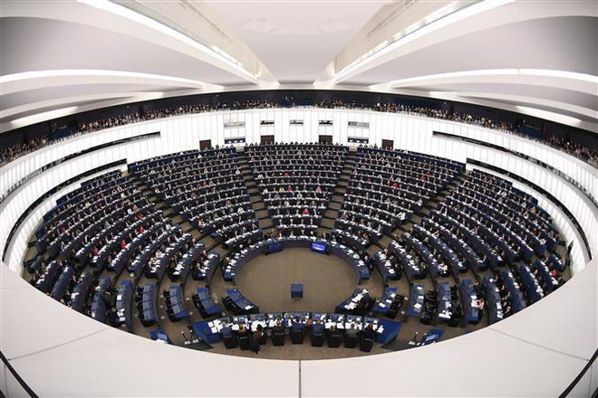 Toàn cảnh phiên họp Nghị viện châu Âu ở Strasbourg, Pháp. (Ảnh: AFP/TTXVN) Liên minh châu Âu ra điều kiện để cho phép Anh hoãn Brexit ảnh 1