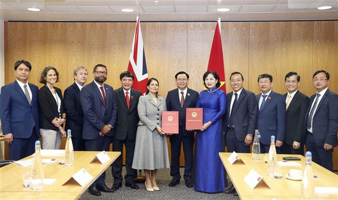 Chủ tịch Quốc hội gặp Bộ trưởng Bộ Nội vụ Anh Priti Patel ảnh 2