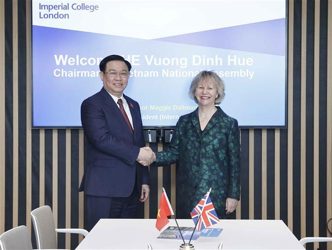 Chủ tịch Quốc hội tiếp lãnh đạo trường Imperial College London ảnh 1