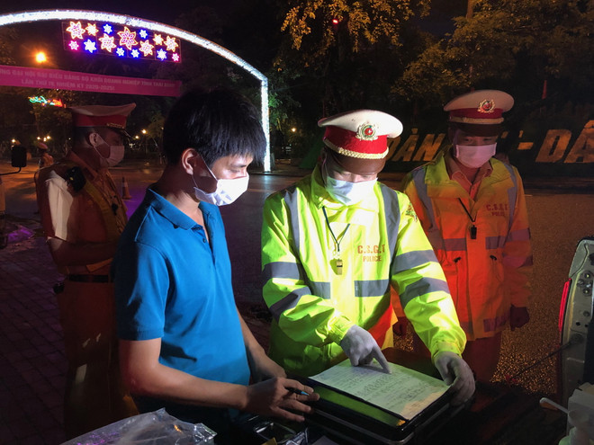 Không nghe điện thoại "cầu cứu" khi đang xử lý vi phạm nồng độ cồn ảnh 1