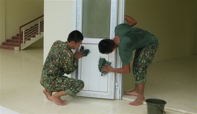 Những người lính nơi tuyến đầu phòng, chống dịch COVID-19 ảnh 1