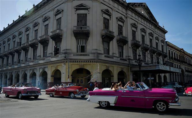 Quang cảnh đường phố La Habana, Cuba. (Ảnh: AFP/TTXVN) Cuba thiếu nhiên liệu trầm trọng vì các lệnh trừng phạt của Mỹ ảnh 1
